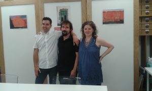 Los protagonistas, Sergio Delicado y Toni Villar, con la editora Anaís Toboso