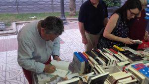 José Luis Ferris firmando ejemplares de "Miguel Hernández. El que no está"