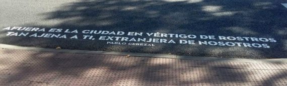 Los versos de Pablo Cerezal en un paso de cebra de Madrid