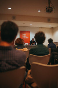 El público de la presentación en Sevilla de "También vivir precisa de epitafio"