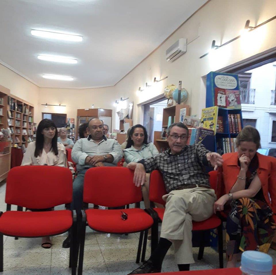 Público asistente a la presentación de "Todas las familias infelices" en Novelda